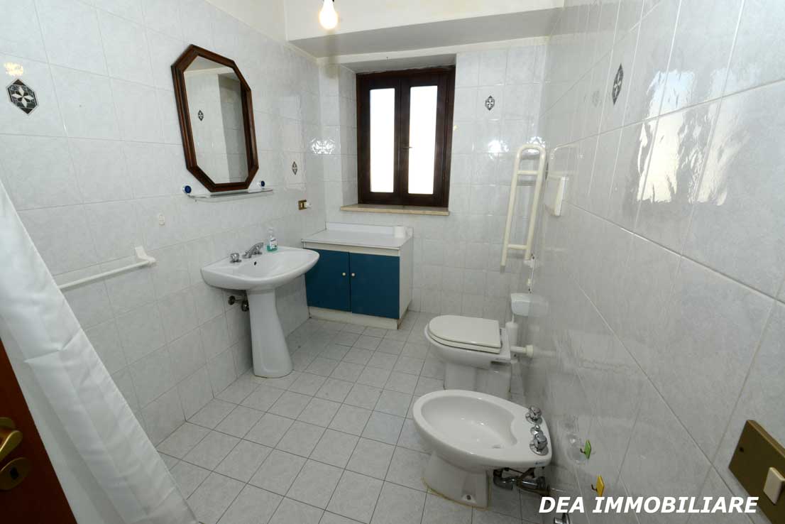 Bagno-al-piano-terra-del-villino-a-schiera-in-via-sirente-ad-Ovindoli