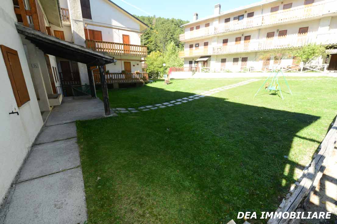 Giardino-condominiale-appartamento-residence-poggio-dei-pini