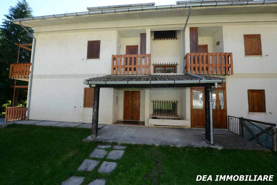 Ingresso-palazzina-appartamento-residence-poggio-dei-pini