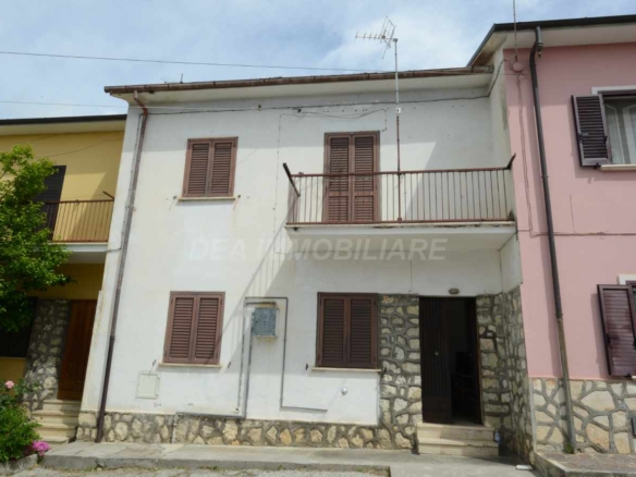 casa indipendente su due livelli con giardino