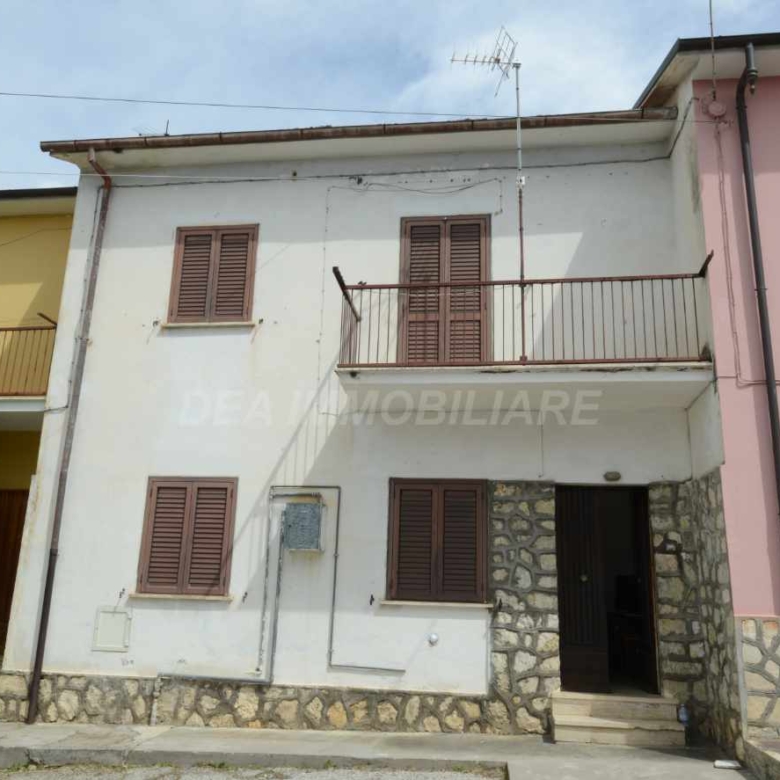 casa indipendente su due livelli con giardino