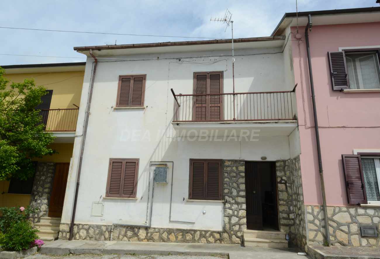 casa indipendente su due livelli con giardino