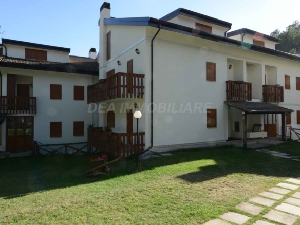 Bilocale in vendita a Ovindoli, nel Residence Poggio dei Pini: appartamento arredato di circa 40 mq con camino, balcone, cantina e nuovi infissi con triplo vetro