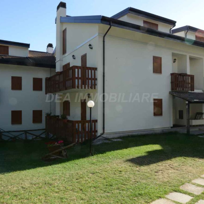 Bilocale in vendita a Ovindoli, nel Residence Poggio dei Pini: appartamento arredato di circa 40 mq con camino, balcone, cantina e nuovi infissi con triplo vetro