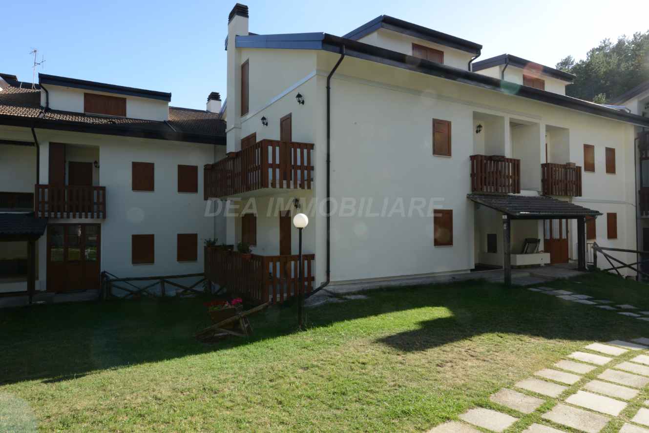 poggio_dei_pini_d_ingresso_palazzina Bilocale in vendita a Ovindoli, nel Residence Poggio dei Pini: appartamento arredato di circa 40 mq con camino, balcone, cantina e nuovi infissi con triplo vetro