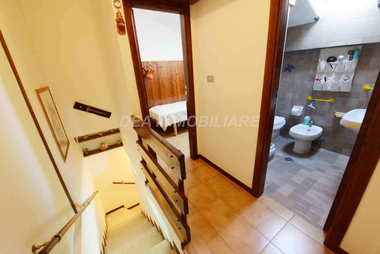 faelli-4-disimpegno-camere Ovindoli. Villino quadrifamiliare con giardino e posto auto