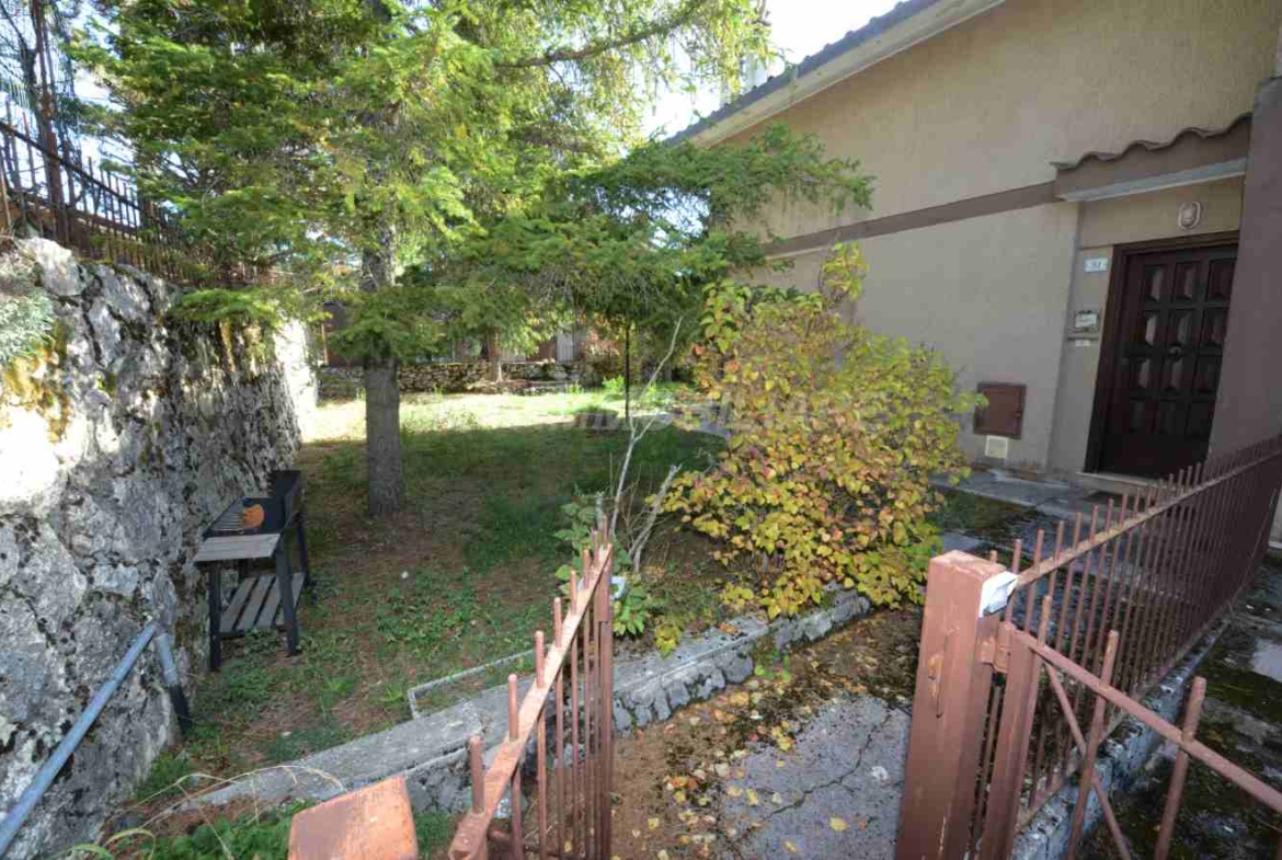 Ovindoli. Villino quadrifamiliare con giardino e posto auto