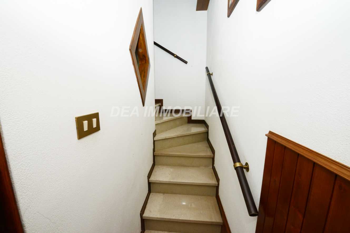 faelli-4-scala-al-primo-piano Ovindoli. Villino quadrifamiliare con giardino e posto auto