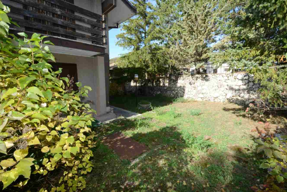 Ovindoli. Villino quadrifamiliare con giardino e posto auto
