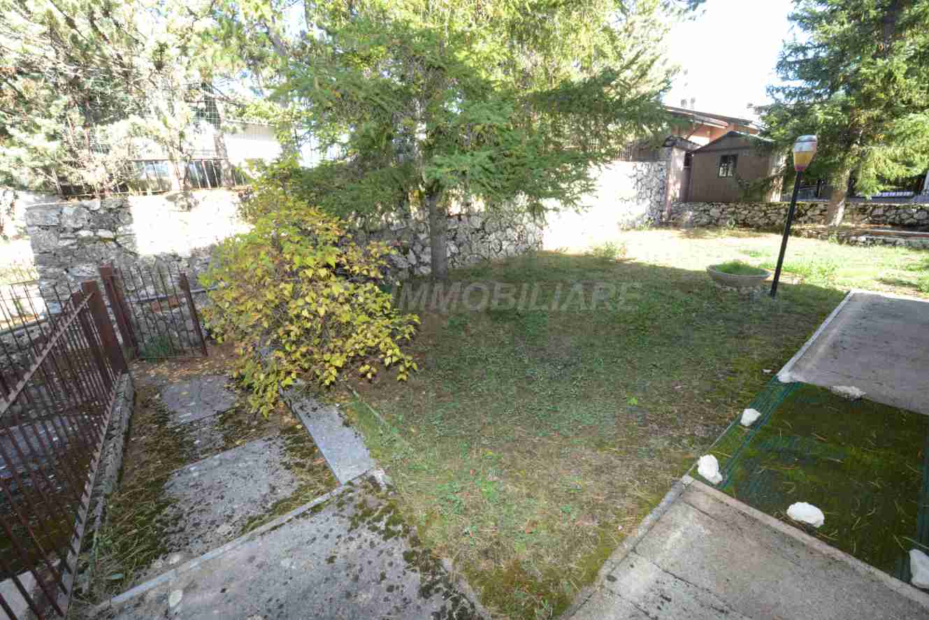 faelli-4-vista-giardino Ovindoli. Villino quadrifamiliare con giardino e posto auto