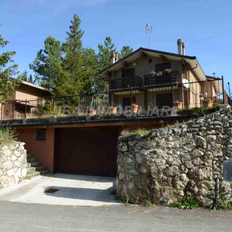 Villino quadrifamiliare in Via faelli con giardino e posto auto coperto