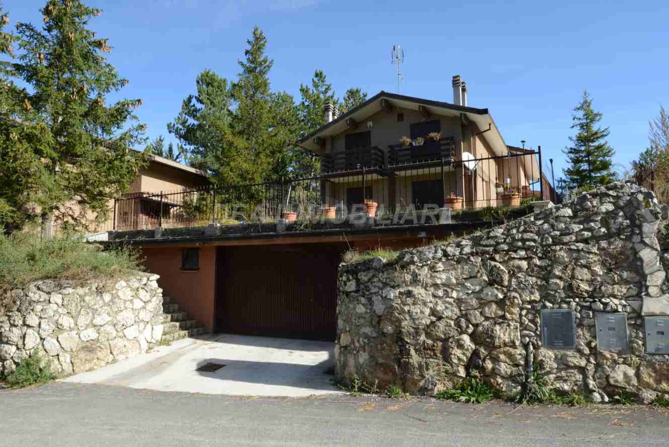 Villino quadrifamiliare in Via faelli con giardino e posto auto coperto