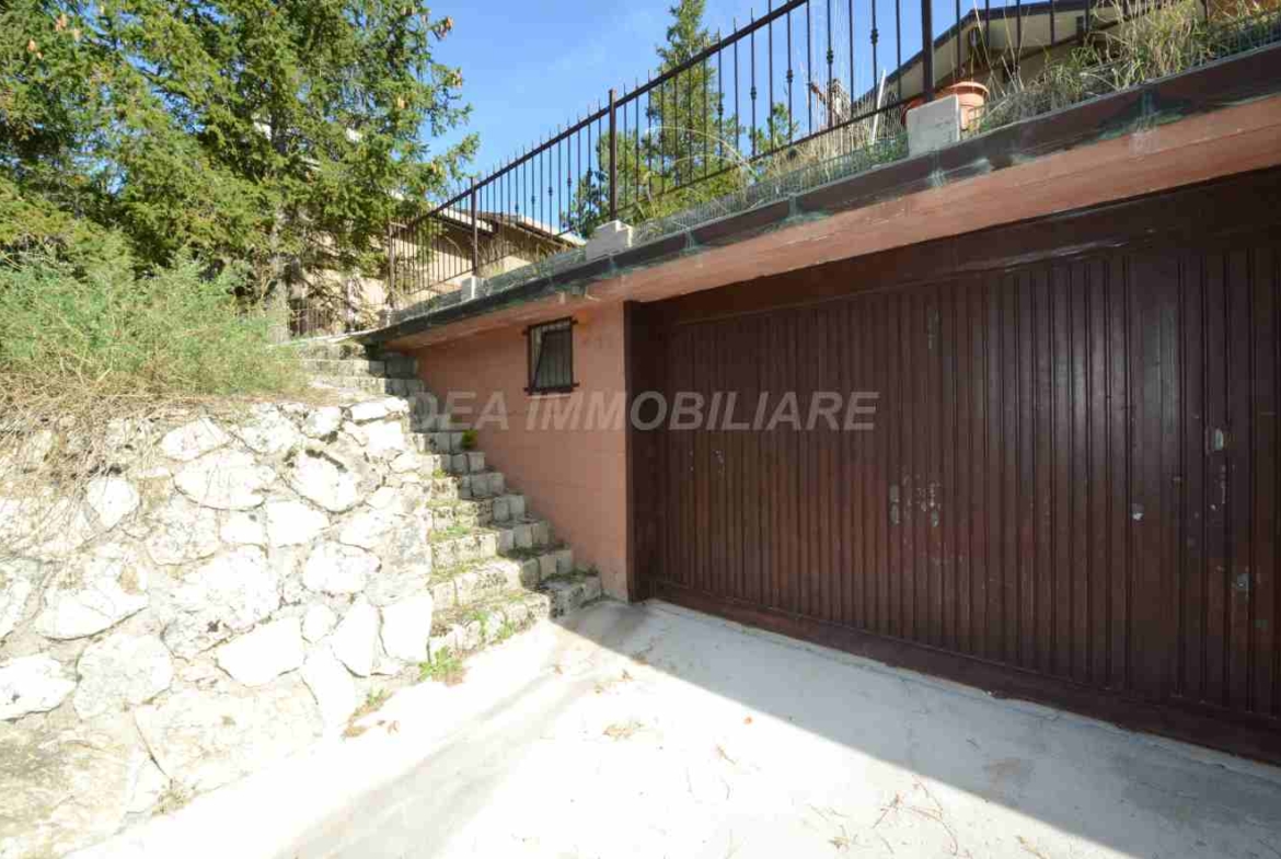 Ovindoli. Villino quadrifamiliare con giardino e posto auto