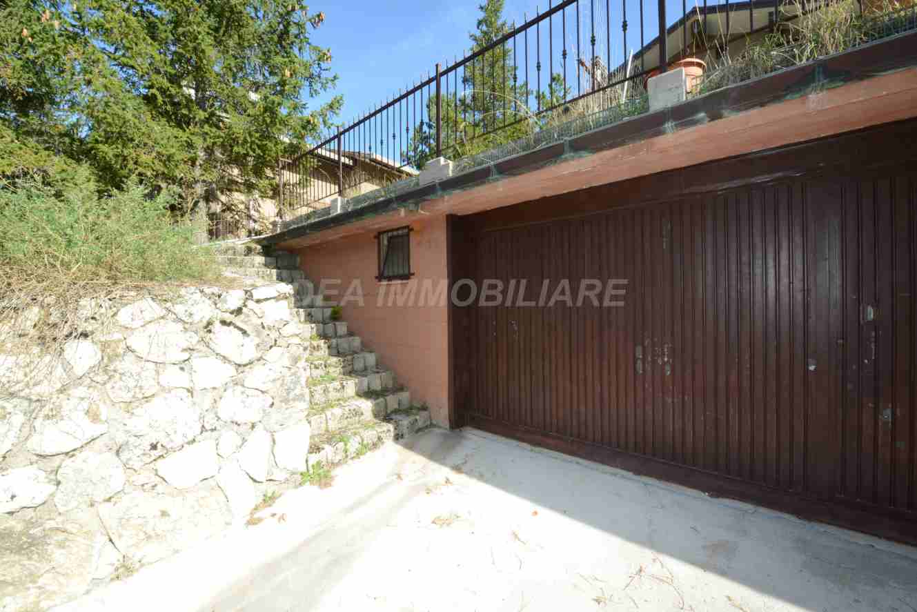 faelli-4-vista-scale-di-accesso Ovindoli. Villino quadrifamiliare con giardino e posto auto