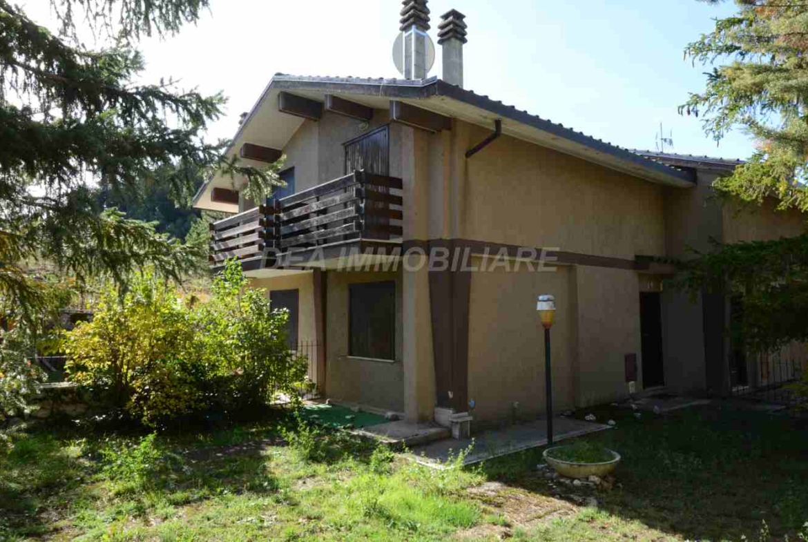 Ovindoli. Villino quadrifamiliare con giardino e posto auto